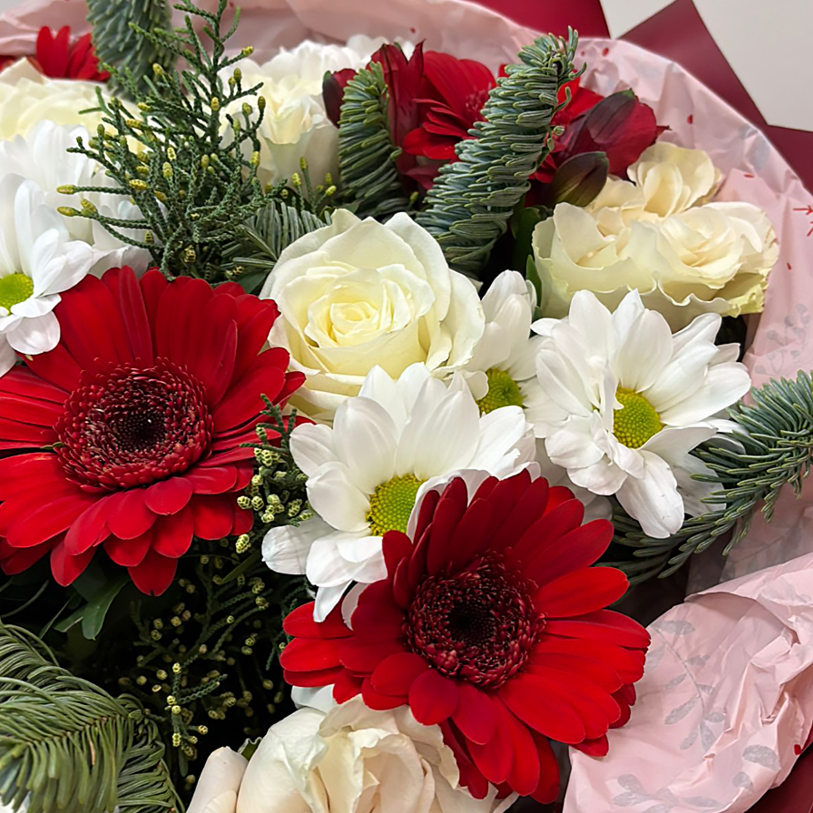 Букет "Время чудес" из кустовой хризантемы, розы и гермини с нобилисом N 72250