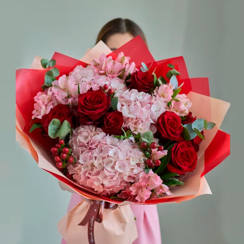 Букет из гортензий и красными розами арт. 84615