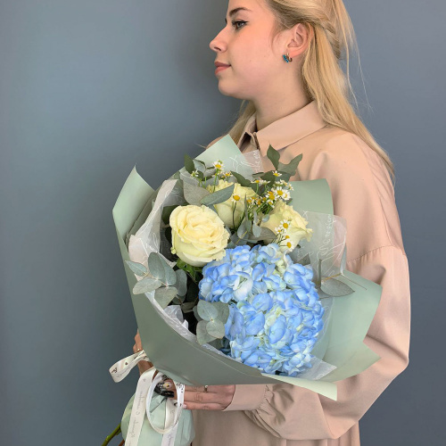 Букет из голубой гортензии с розами и мелкими ромашками арт. 66831-Г