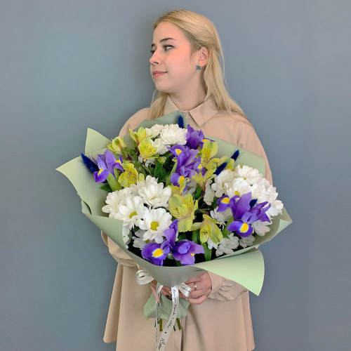 Букет из хризантем с ирисами и желтой альстромерией N 67002-Ж