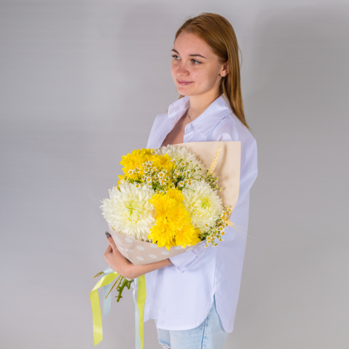 Букет из одноголовых и кустовых хризантем с ромашками арт. 52704
