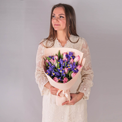 Букет из розовых тюльпанов с ирисами 59870