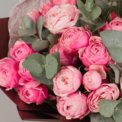 Букет из кустовых пионовидных розовых роз с эвкалиптом N 50416