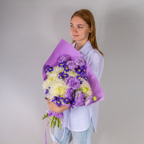 Букет из белых одноголовых хризантем с эустомой и ирисами арт. 52705