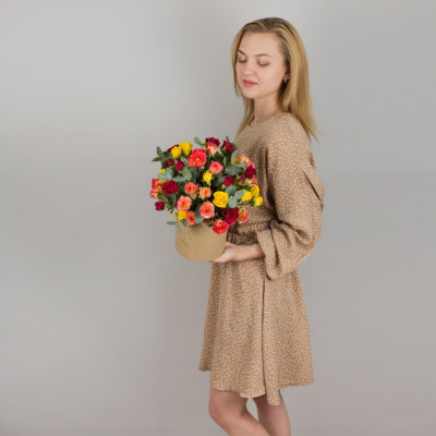 Коробка с цветными кустовыми розами и эвкалиптом 50412