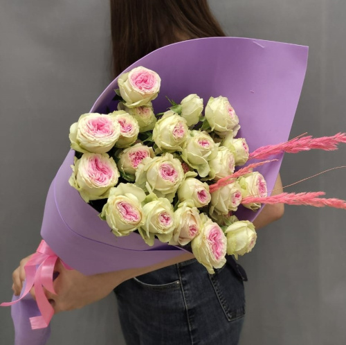 Букет из кустовых пионовидных роз бело-розового цвета арт. 47529