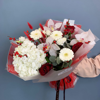 Красно-белый букет с гортензией, орхидеями и ягодами 70982