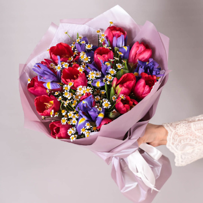 Букеты из тюльпанов с ирисами и ромашками для мамы и дочки 59878