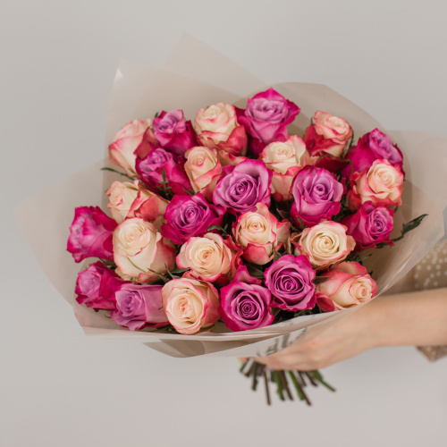 Букет из розово-сиреневых 25 роз 40 см. в упаковке арт. 45007-Р