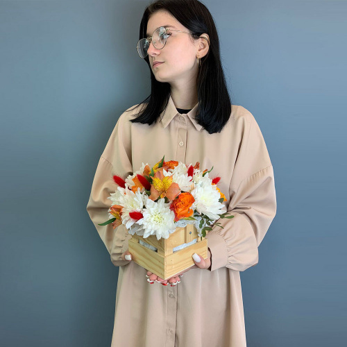 Ящик с цветами оранжевые розы и хризантема арт. 66998-О