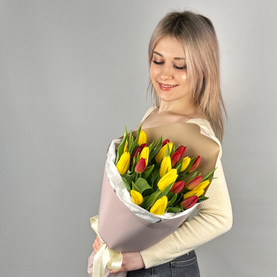 Букет из 25 красных и желтых тюльпанов в упаковке 46175