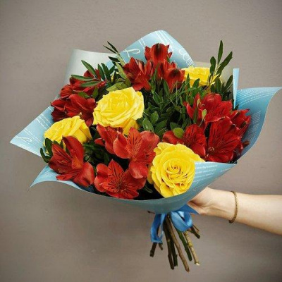 Букет "Эвридей" из эквадорских роз и альстромерий. 6960