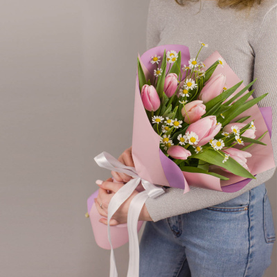 9 тюльпанов с ромашками N 46336