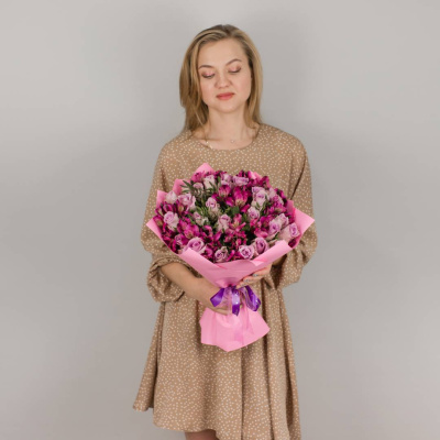 Букет из 25 розовых роз Кения и альстромерий 50543