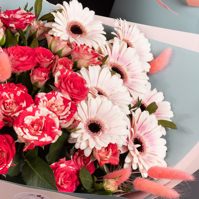 Букет из кустовой розы и мини гербер "Офелия стандарт. Размер L". 35973