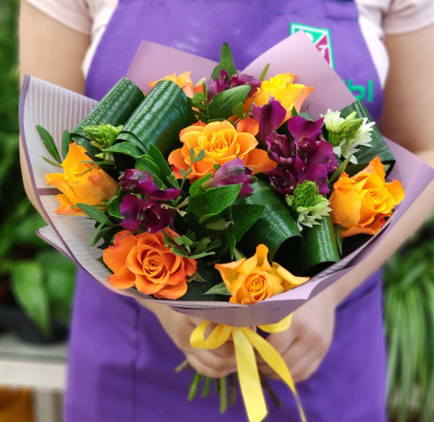 Букет "Лучики солнца" из кенийской розы и альстромерии. N 7132