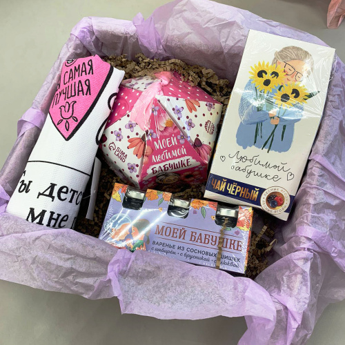 Подарочный набор "Любимой бабушке" чай, конфеты, варенье, полотенце арт. 59831