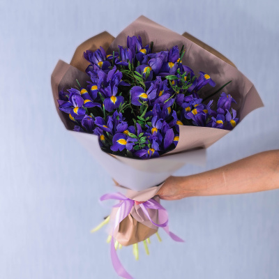 Букет из 19 Ирисов с зеленью в упаковке 35833