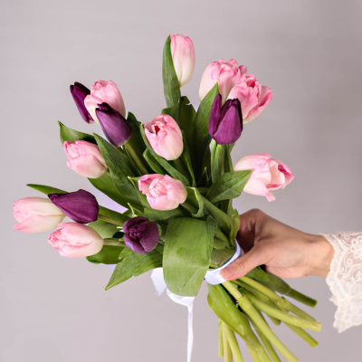 Букет из 15 тюльпанов фиолетово-розовый МИКС 28774